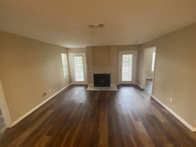 Building Photo - 2 Bed 2 Bath Condo with fireplace!!!