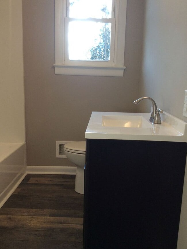 Building Photo - Charming 2Bed/1Bath Triplex in North Raleigh!