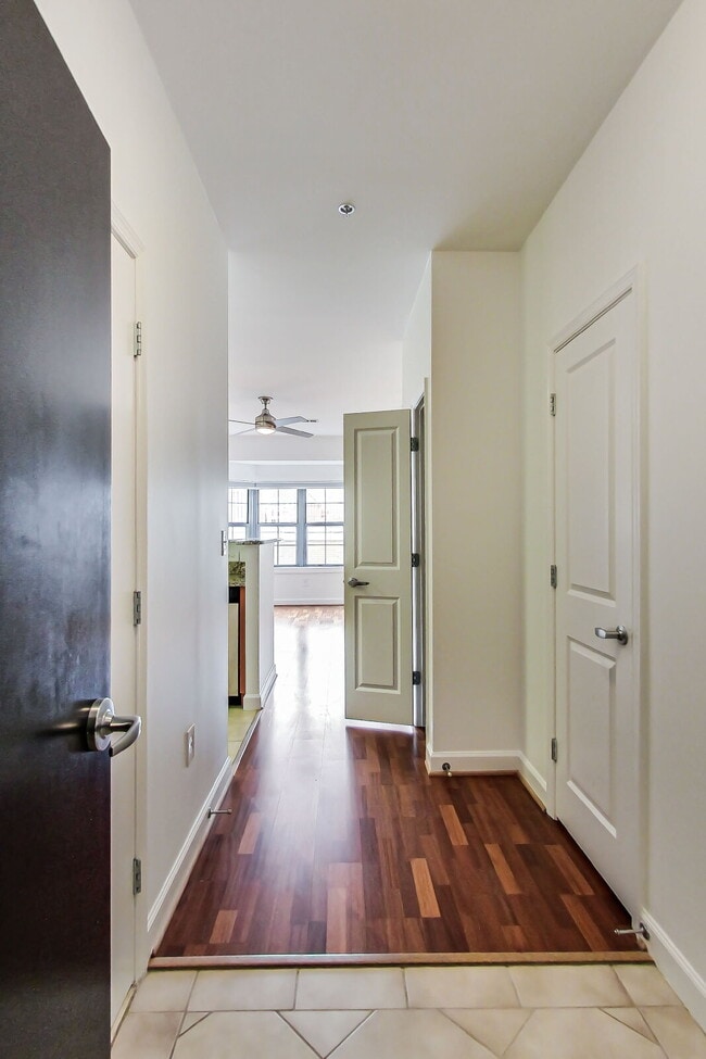 Building Photo - Sunny top-floor studio!