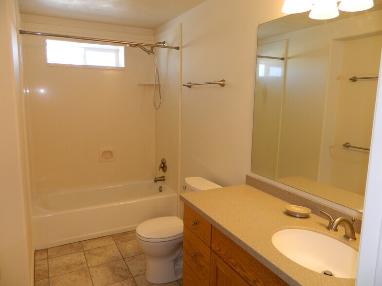 Building Photo - 6304 Parkridge Dr
