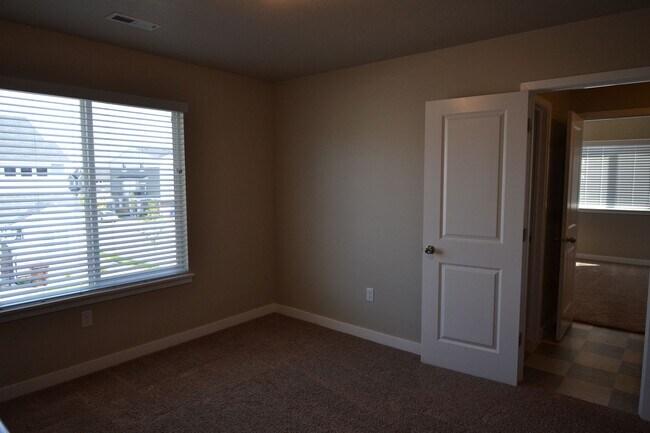 Building Photo - Gorgeous 4 Bed 3 Bath Townhouse in Riverton!