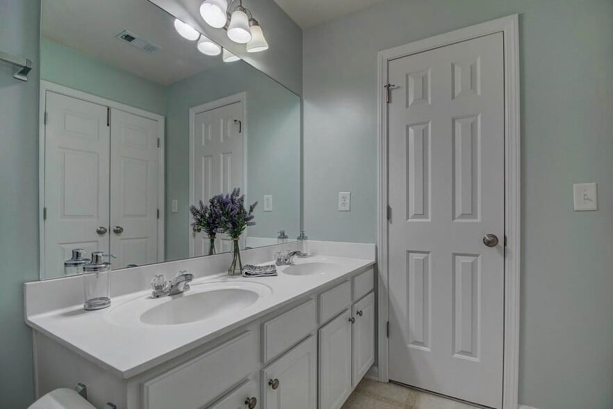 Building Photo - 1009 Annazanes Ct