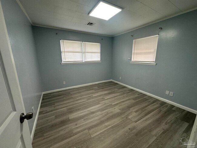 Building Photo - 2833 Bellview Ave