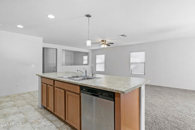 Building Photo - 40925 W Patricia Ln