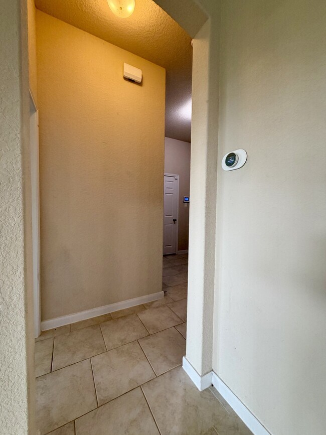 Building Photo - 646 Ridge Lawn Dr