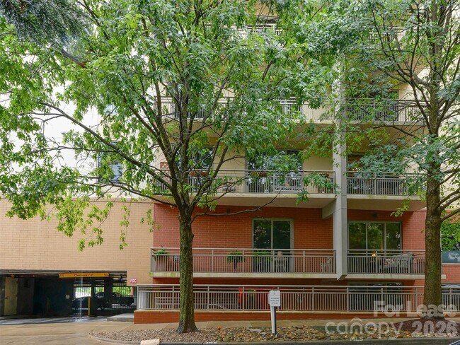 Building Photo - 701 Royal Ct