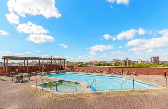 Building Photo - 102 Christopher Columbus Dr