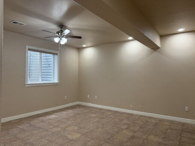 Building Photo - 400 Sterling Dr