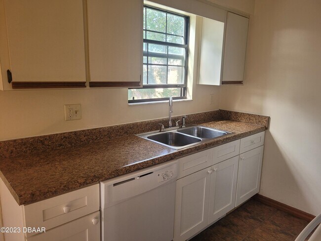 Building Photo - 840 Center Ave