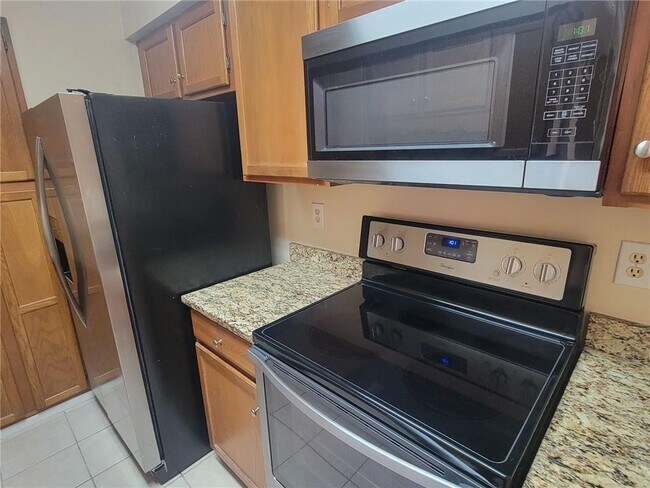 Building Photo - 23212 Plantation Dr NE