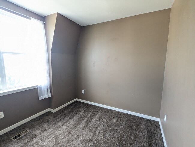 Building Photo - Modern 4 level townhouse available for imm...