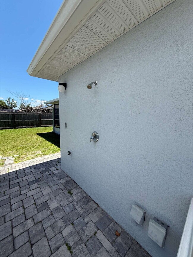Building Photo - Beautiful and Spacious 3/2 with Separate Entrance 1/1 In-Law Suite, RV Parking