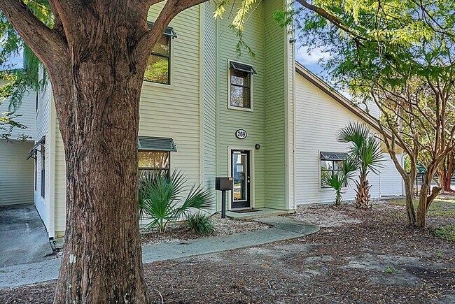 Building Photo - Renovated Condo located in heart of Mt Pleasant, near Ravenel Bridge and Waterfront Park