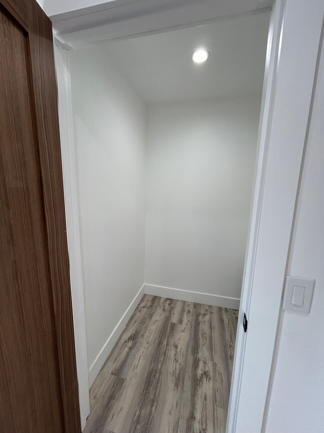 Building Photo - 1858 W 83rd St