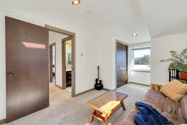 Building Photo - Modern 2-Bedroom Townhome in the Heart of ...