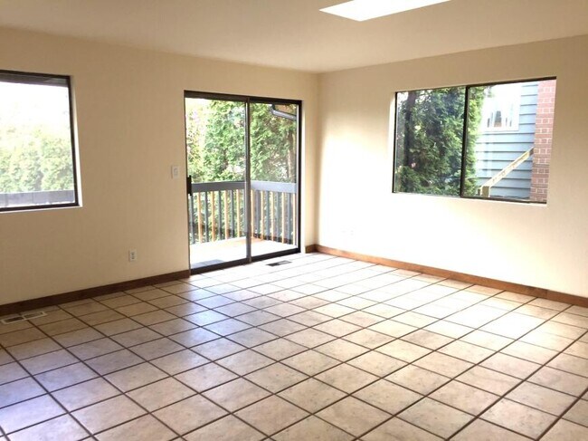 Building Photo - 4 bedroom in Seattle WA 98125