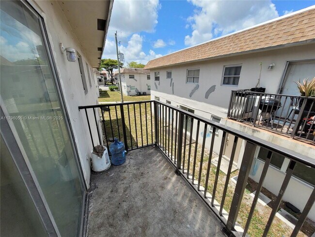 Building Photo - 5316 NW 18th Ct