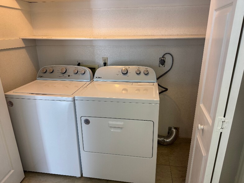 Building Photo - 3372 Bonnivew Dr