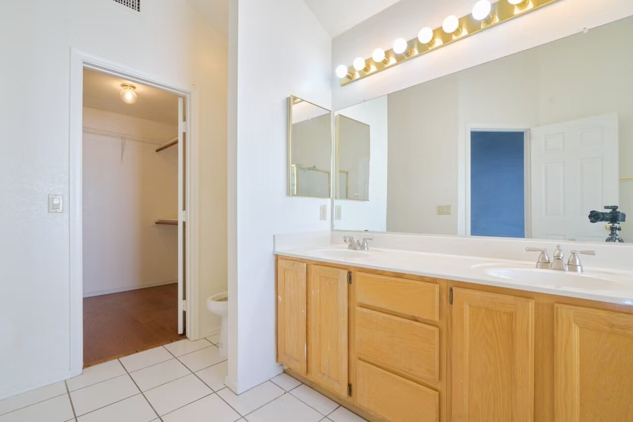 Building Photo - 1317 N Palmsprings Dr