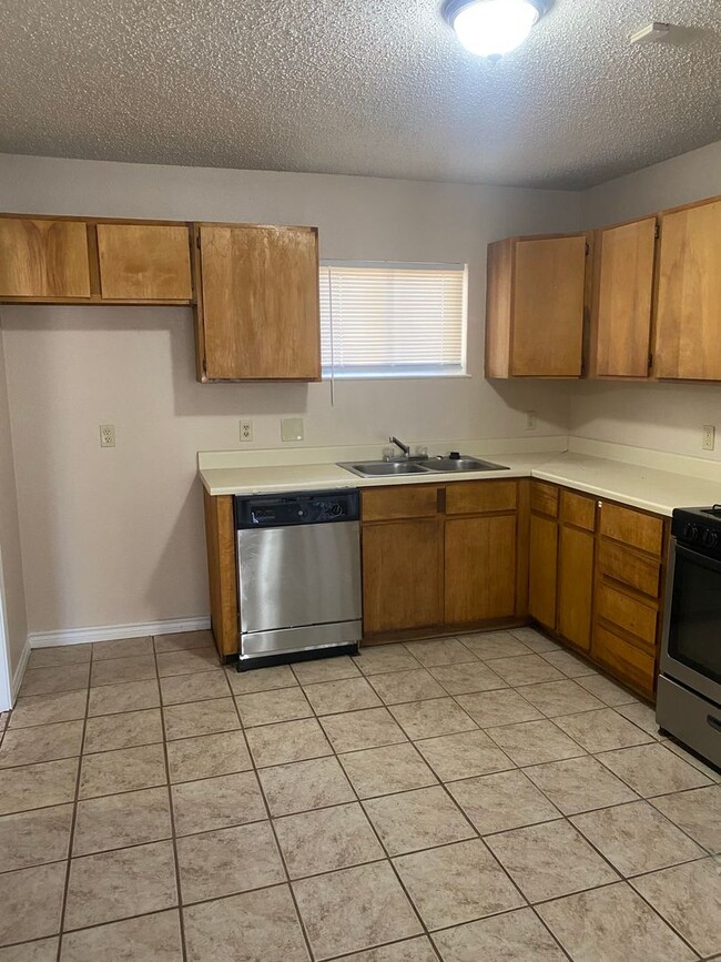 Building Photo - Move In Special - $300 OFF First Full Month!