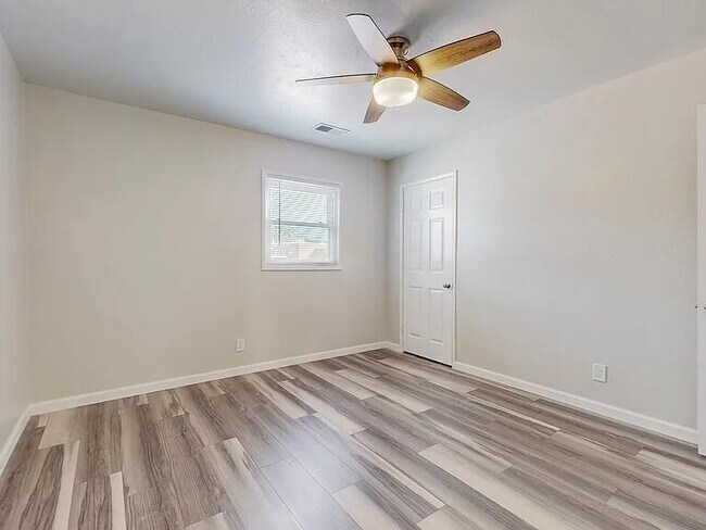 Building Photo - 1701 Hoffman Dr NE