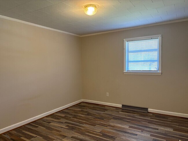 Building Photo - 3 BED, 1 BATH BRICK HOME