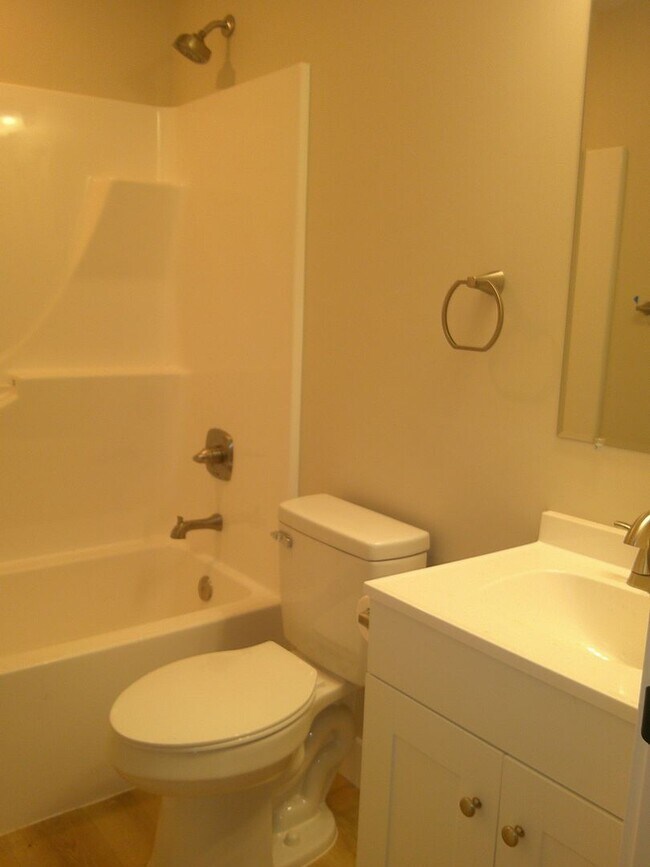 Building Photo - Beautifully Remodeled 2 Bed 1 Bath House