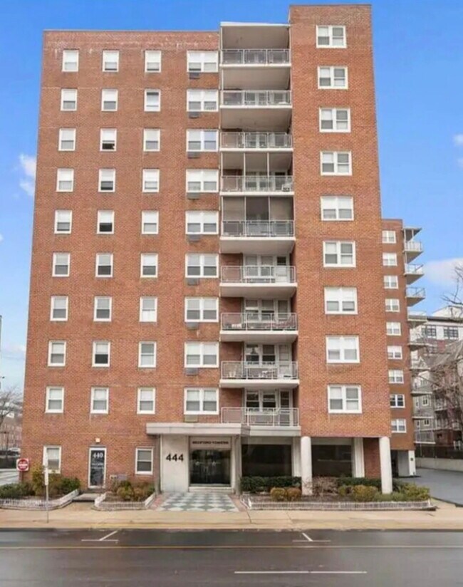 Building Photo - 444 Bedford St