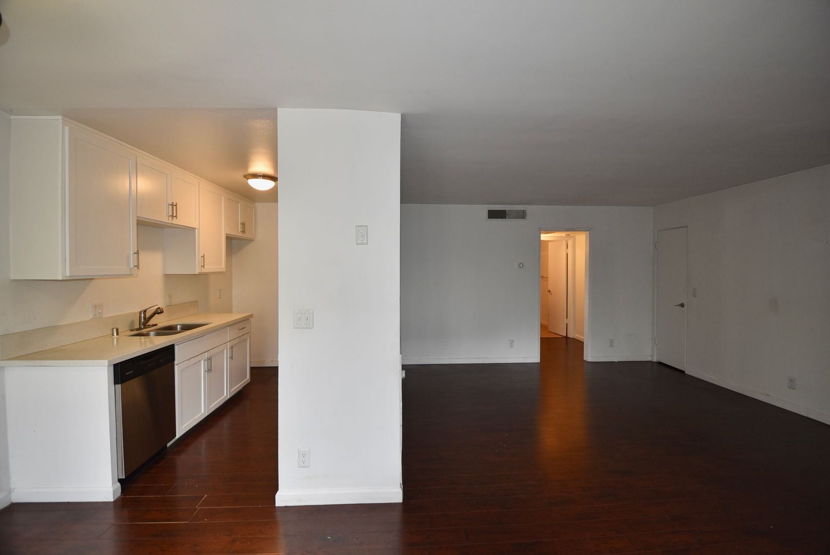 Building Photo - 15128 Burbank Blvd