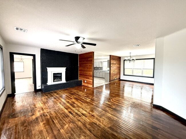 Building Photo - 1125 Easy St