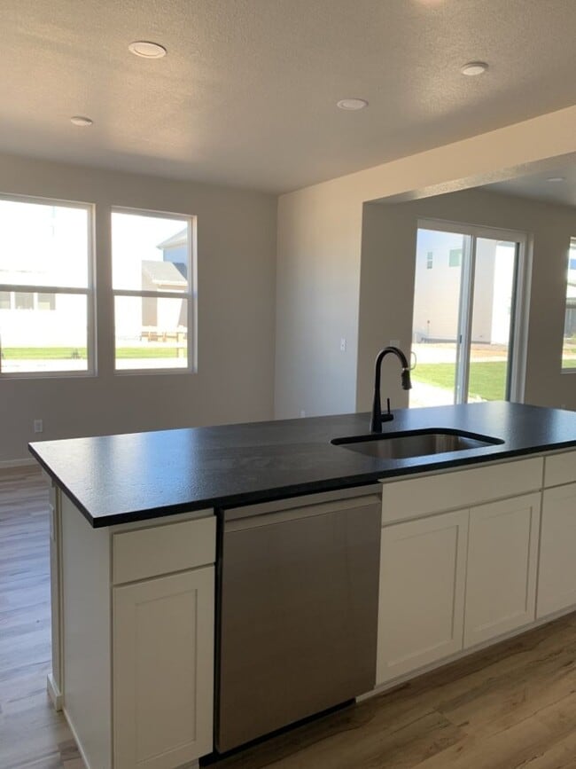 Building Photo - Exquisite 4 Bed 2.5 Bath Single Family Home with 3-car garage