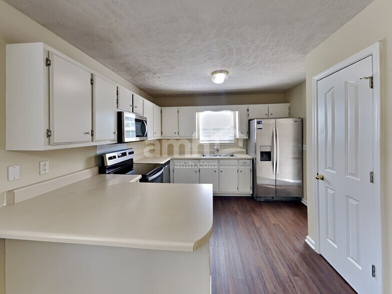 Building Photo - 2825 Islington Dr