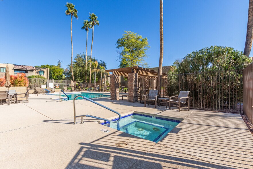 Building Photo - 3825 E Camelback Rd