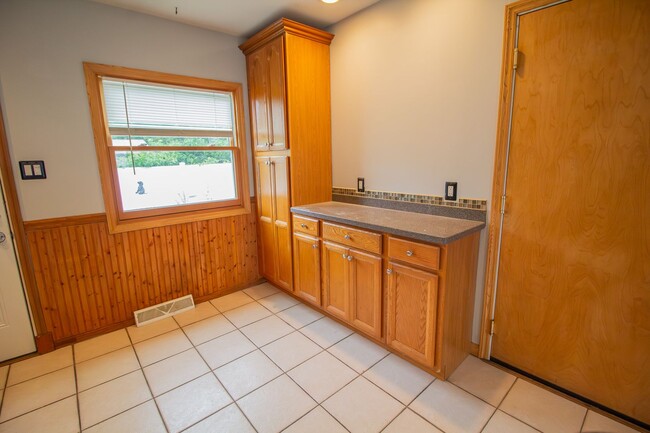 Building Photo - Most sought after Woodlawn area. 2BR 1BA