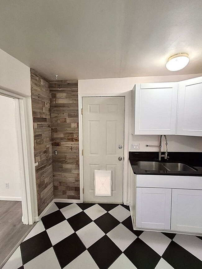 Building Photo - ALL PROSPECTIVE TENANTS MUST SUBMIT A $58 NON-REFUNDABLE APPLICATION FEE PER APPLICANT ONLINE AND...