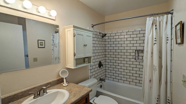 Building Photo - Quiet Peaceful Furnished 3/1.5 Condo, Move...