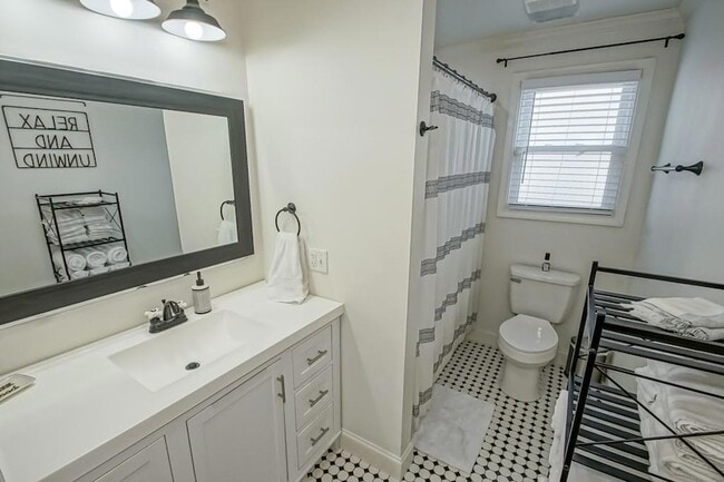 Building Photo - 704 Metairie Lawn Dr