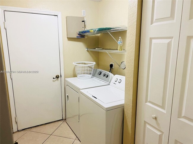 Building Photo - 4537 SW 134th Ave