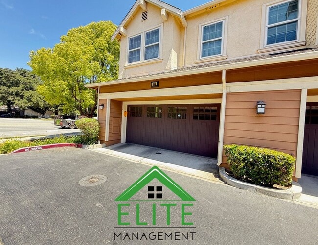 Building Photo - **Spacious and Updated Townhome in Desirab...