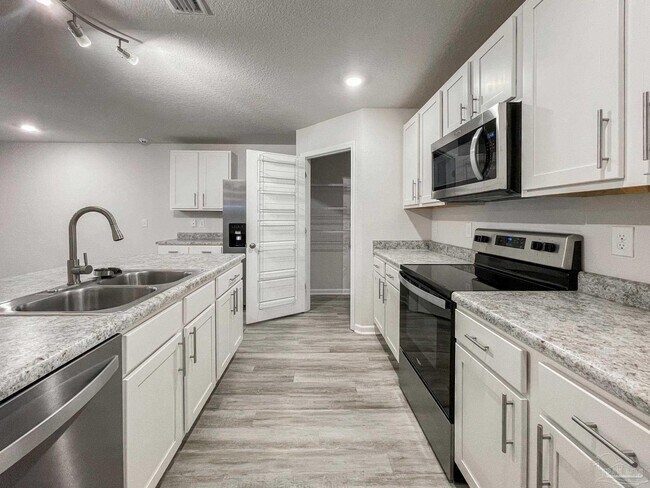 Building Photo - 9627 Angel Oak Dr