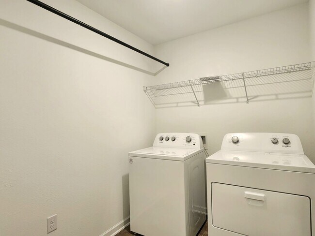 Building Photo - Lovely 4/2 available now in Raley Farms of...