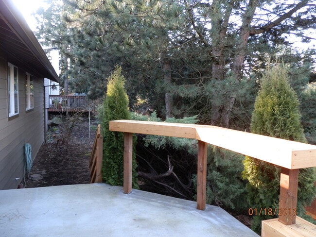 Building Photo - Duplex Off Barnes Rd. With Quick Access Ev...