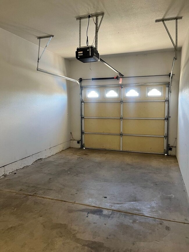 Building Photo - 3984-3988 Arrowhead Dr