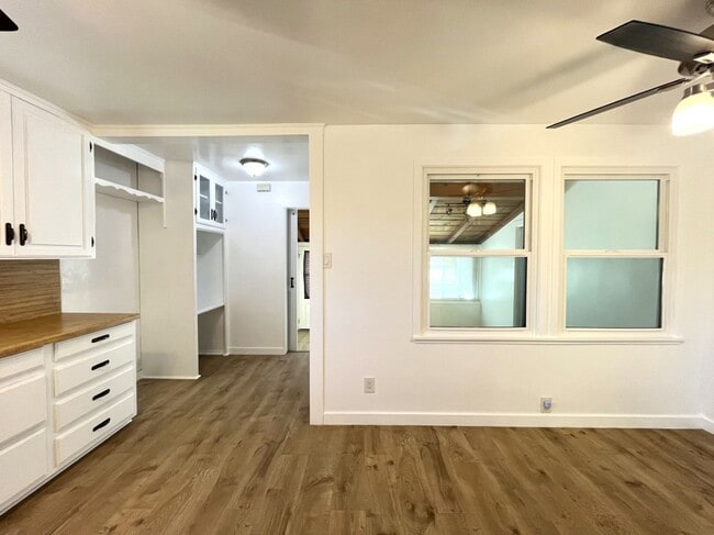 Building Photo - 3 bed, 2 bath located in Riverside!