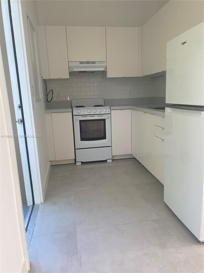 Building Photo - 2011 NE 167th St