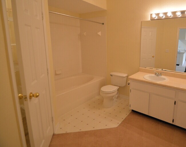 Building Photo - TEMPLE TERRACE: Second floor unit $1450 month. Gated Community! Convenient to USF