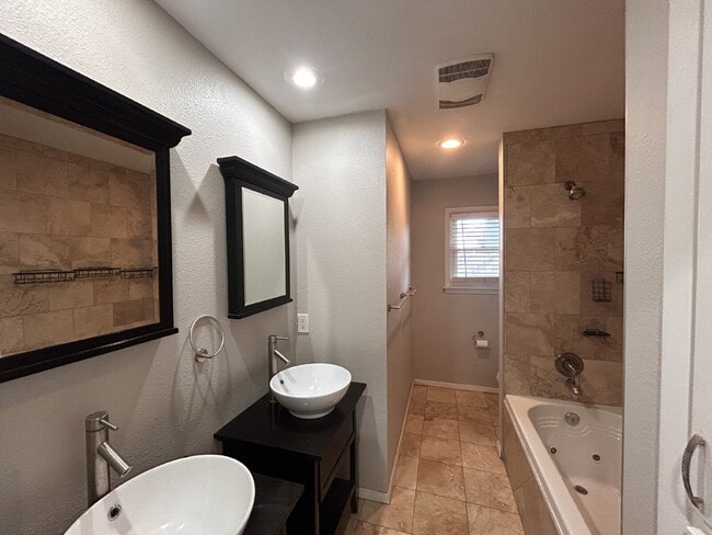 Building Photo - Beautiful, Spacious 4 Bedroom Close to Texas Tech.