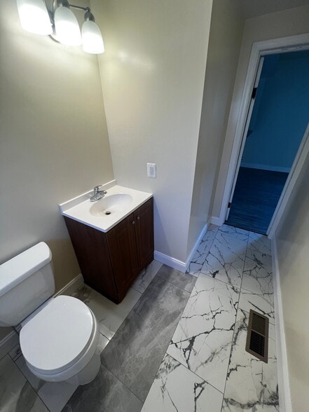 Building Photo - 5405 Quintana St