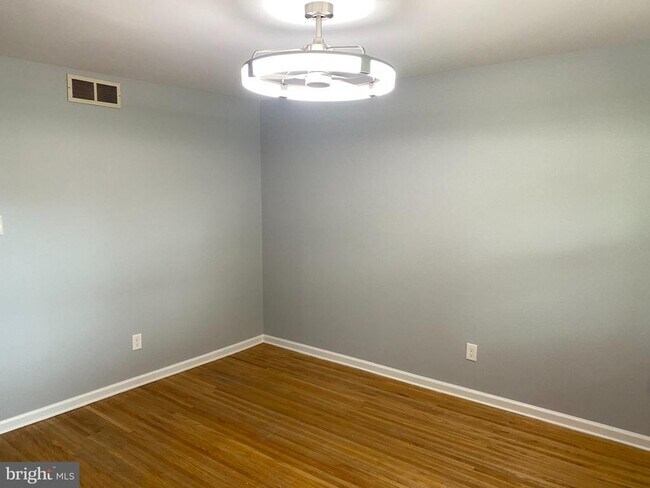 Building Photo - 415 Monmouth Dr