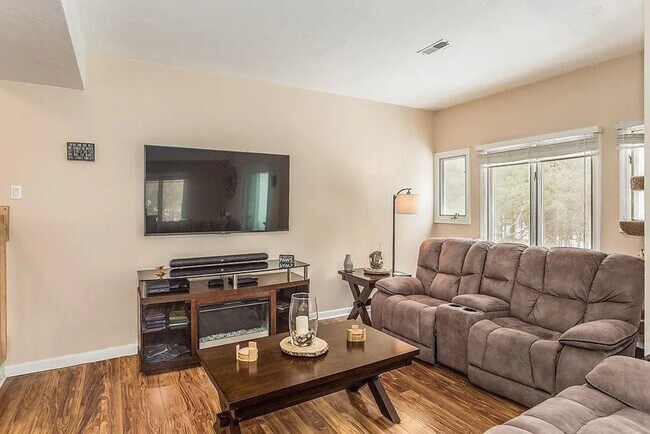 Building Photo - Charming 2BR Condo in South Weymouth